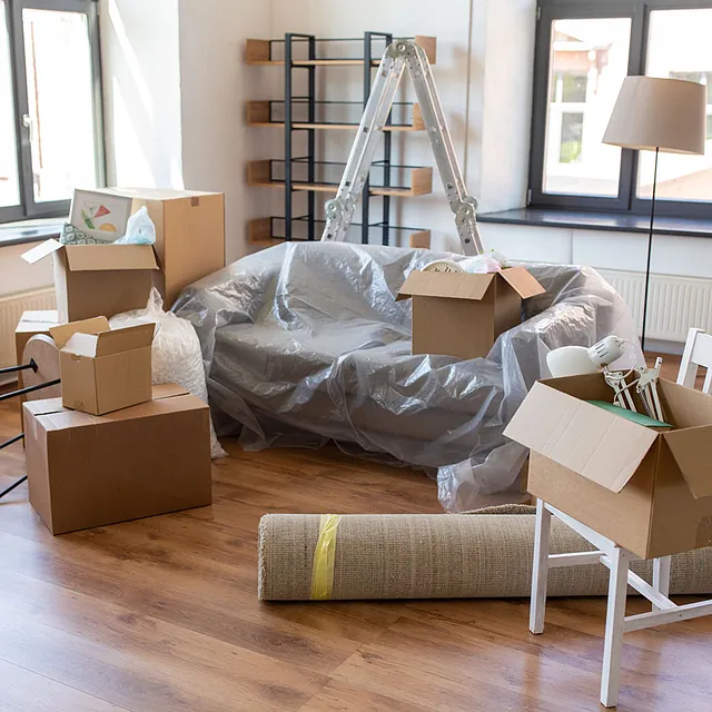 Zusammengepackte Möbel in leerer Wohnung